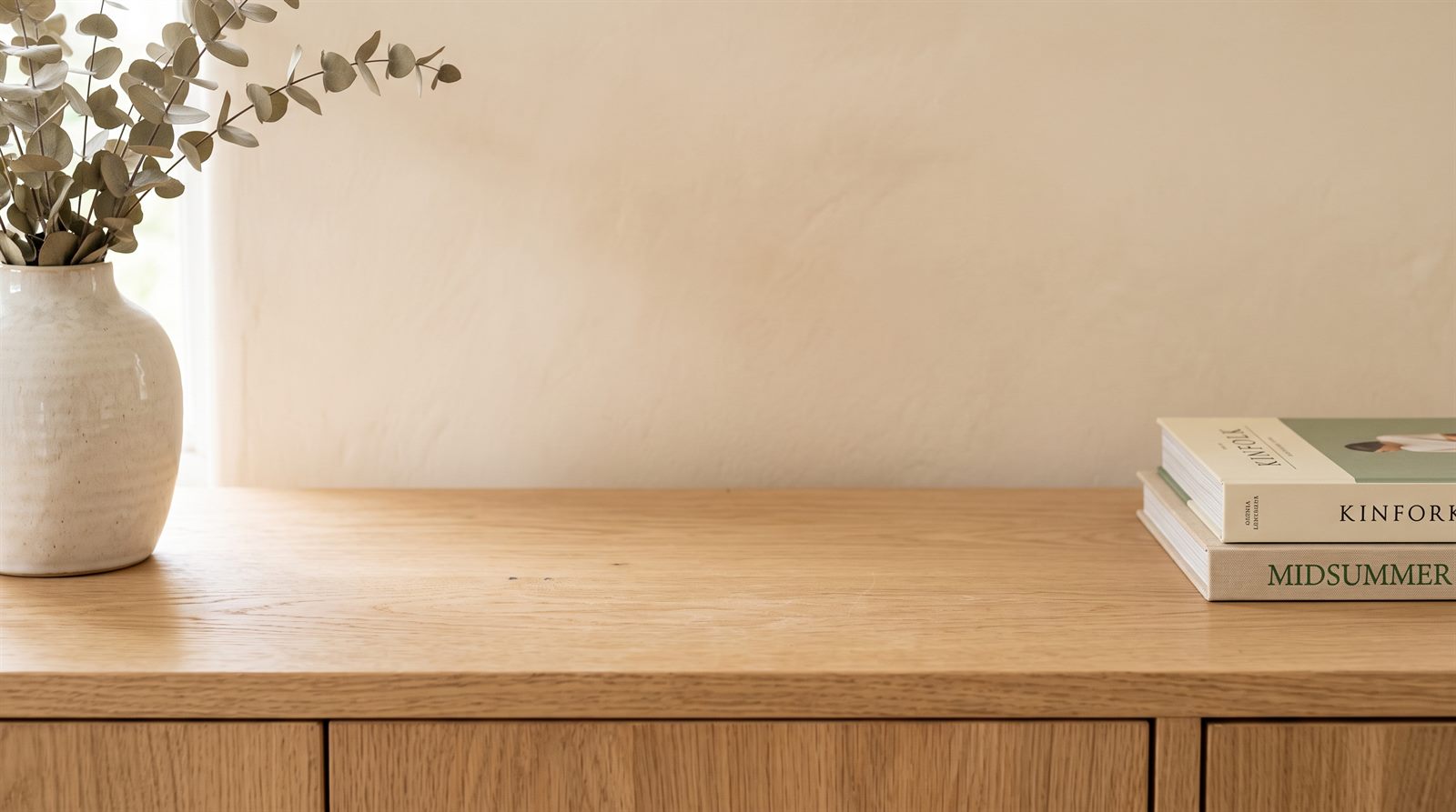 Le mug personnalisé posé sur un meuble en bois